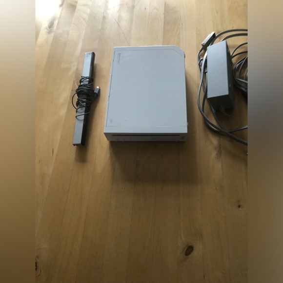 Original Wii Console PLUS 1 controller & 1 game - Picture 2 of 4